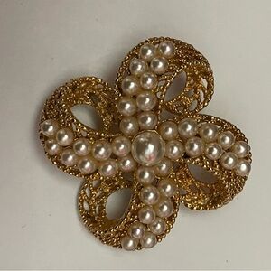 Beautiful Vintage Lisner Pearl Brooch Gold Plated